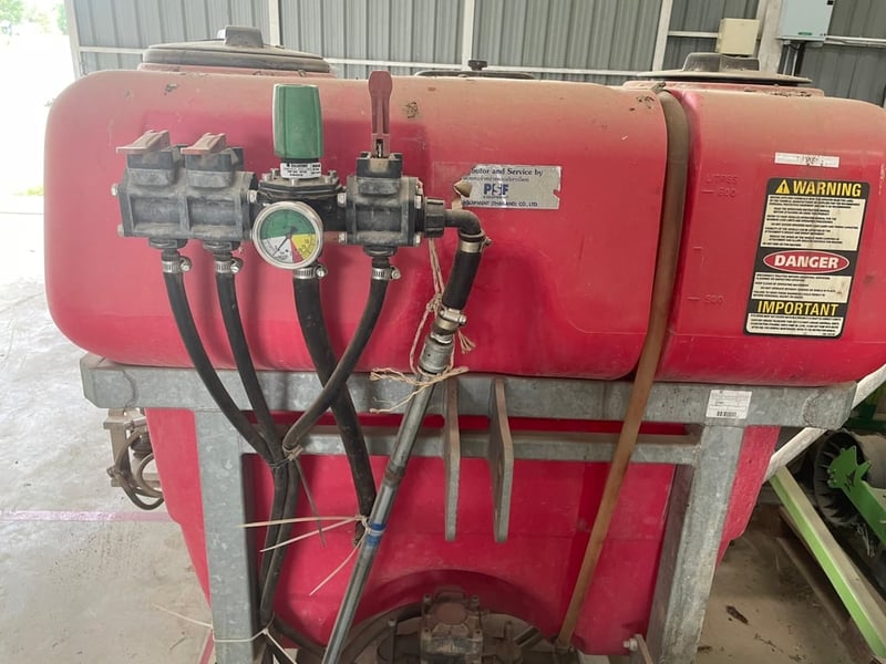Broom sprayer SOLIVAN เครื่องพ่นปุ๋ย ยา 600L Broom sprayer SOLIVAN เครื่องพ่นปุ๋ย ยา 600L