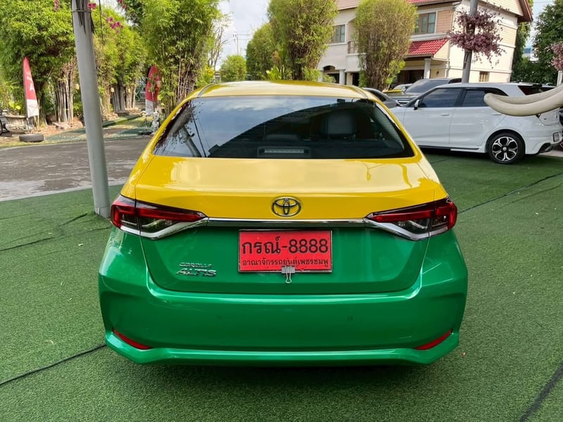 Toyota Corolla Altis 1.6  G ปี2024 เลขไมล์แท้ 35,xxx กม. เกียร์อัตโนมัติ เครื่องยนต์ เบนซิน  LPG  สี เหลือง-เขียว 
