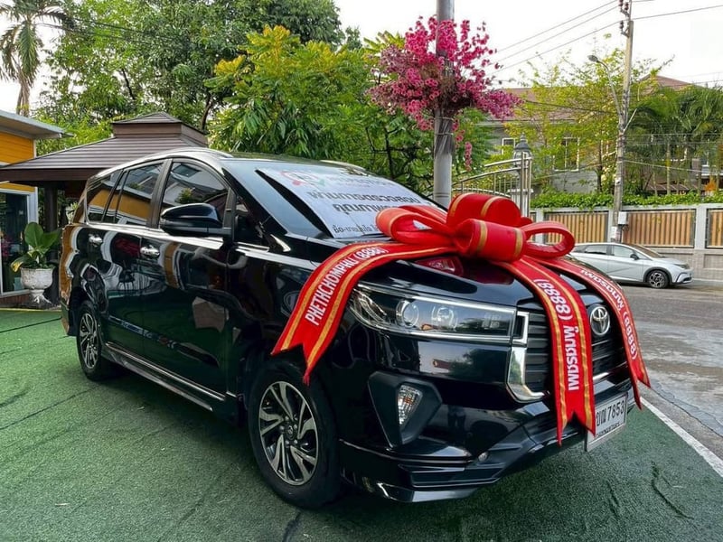   TOYOTA INNOVA CRYSTA 2.8 AUTO ปี 2022  ราคาถูกที่สุด: (ได้ Innova Crysta ปีใหม่ เครื่องดีเซล ในราคานี้ คุ้มค่าที่สุด!)  ทำไมต้องคว้าคันนี้? หรูหรา นั่งสบาย มั่นใจทุกการเดินทาง!  รถครอบครัว 7 