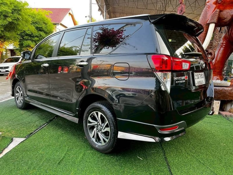   TOYOTA INNOVA CRYSTA 2.8 AUTO ปี 2022  ราคาถูกที่สุด: (ได้ Innova Crysta ปีใหม่ เครื่องดีเซล ในราคานี้ คุ้มค่าที่สุด!)  ทำไมต้องคว้าคันนี้? หรูหรา นั่งสบาย มั่นใจทุกการเดินทาง!  รถครอบครัว 7 