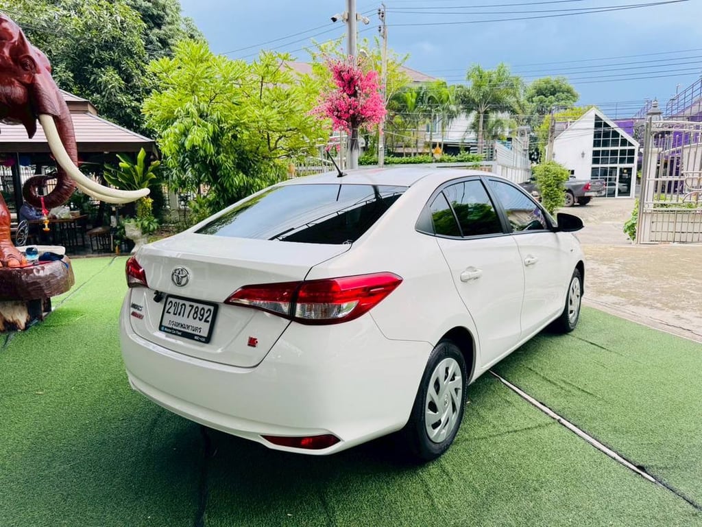 TOYOTA YARIS รุ่น ATIV ENTRY  เครื่อง1.2cc. ปี 2022 ~มือ 1 ออกป้ายแดง  ~ใช้งานได้ 2 ระบบ เบนซิน+LPG  ~รับประกันไมล์แท้ 82,xxx กม. ~รถสวยเกรดA 