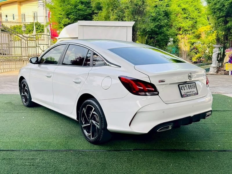  #MG 5 เครื่อง1.5 cc. รุ่นD เกียร์ AUTO ปี 2023 #รถไมล์แท้100%คะวิ่งน้อยมากๆๆคะ วิ่งมาแค่15,xxxกิโลคะ มีวารันตรีศูนย์ถึง ปี2026 **อ๊อปชั่นและจุดเด่นของรถรุ่นนี้** ประหยัดน้ำมันและมีสมรรถนะที่ดี