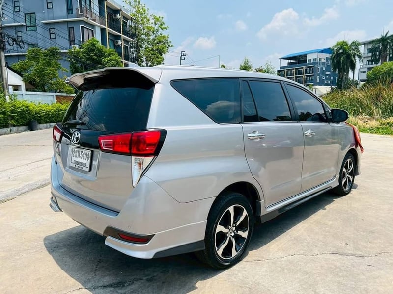  TOYOTA INNOVA CRYSTA 2.8 PREMIUM AUTO ปี 2022 ราคาถูกที่สุดในตลาด: (ได้ Innova รุ่นท็อปสุด ปี 22 ในราคาแค่นี้ คุ้มกว่านี้ไม่มีอีกแล้ว!)!  รุ่น TOP สุด (Premium):