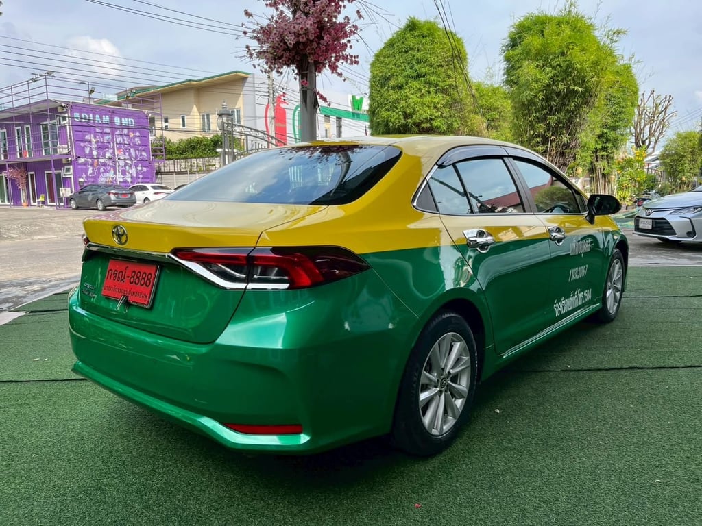 Toyota Corolla Altis 1.6  G ปี2024 เลขไมล์แท้ 35,xxx กม. เกียร์อัตโนมัติ เครื่องยนต์ เบนซิน  LPG  สี เหลือง-เขียว 