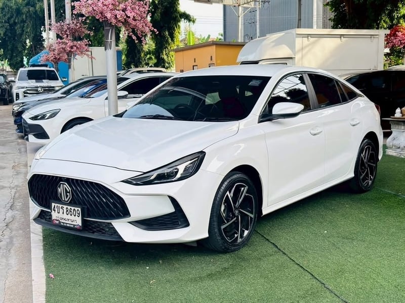  #MG 5 เครื่อง1.5 cc. รุ่นD เกียร์ AUTO ปี 2023 #รถไมล์แท้100%คะวิ่งน้อยมากๆๆคะ วิ่งมาแค่15,xxxกิโลคะ มีวารันตรีศูนย์ถึง ปี2026 **อ๊อปชั่นและจุดเด่นของรถรุ่นนี้** ประหยัดน้ำมันและมีสมรรถนะที่ดี