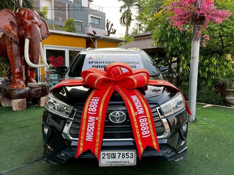   TOYOTA INNOVA CRYSTA 2.8 AUTO ปี 2022  ราคาถูกที่สุด: (ได้ Innova Crysta ปีใหม่ เครื่องดีเซล ในราคานี้ คุ้มค่าที่สุด!)  ทำไมต้องคว้าคันนี้? หรูหรา นั่งสบาย มั่นใจทุกการเดินทาง!  รถครอบครัว 7 