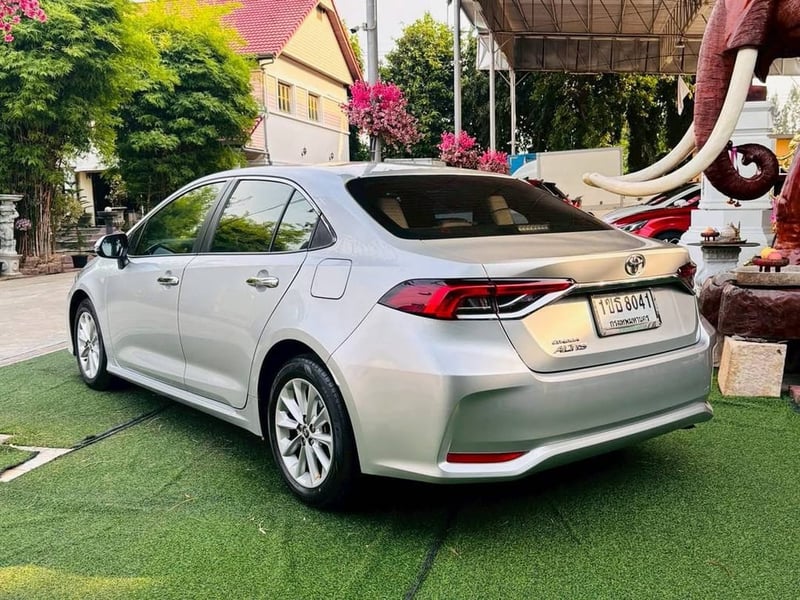  รถToyota Camry ตัว G เครื่อง2.0cc.ปี 2011 สีบรอนซ์เงิน เกียร์ ออโต้ เบนซิน + LPGถังโดนัท