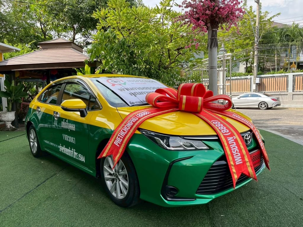  Toyota Corolla Altis 1.6  G  ปี2024 เลขไมล์แท้ 52,xxx กม. เกียร์อัตโนมัติ เครื่องยนต์ เบนซิน LPG  สี เหลือง-เขียว 