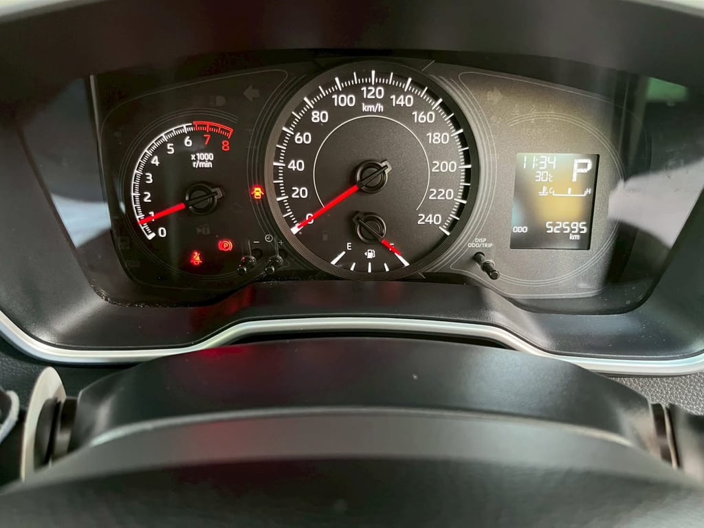  Toyota Corolla Altis 1.6  G  ปี2024 เลขไมล์แท้ 52,xxx กม. เกียร์อัตโนมัติ เครื่องยนต์ เบนซิน LPG  สี เหลือง-เขียว 