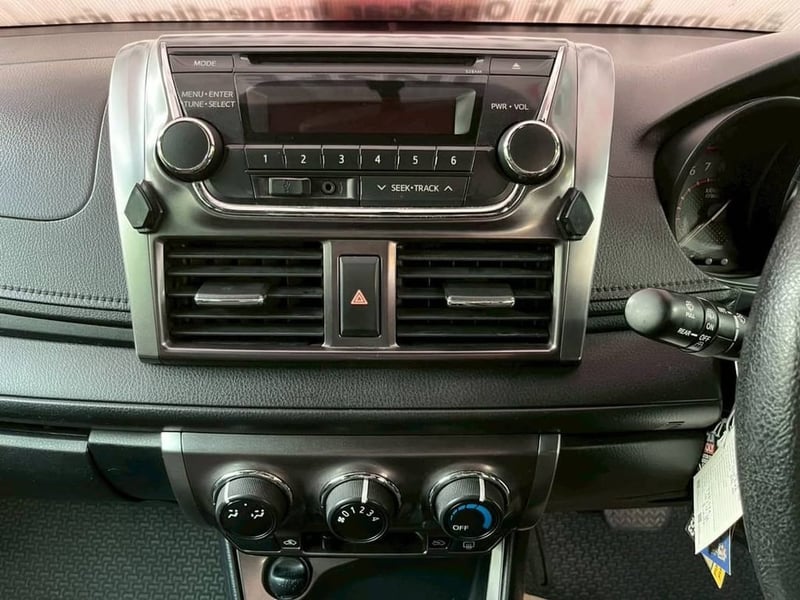  รถToyota YARIS ตัว E เครื่อง1.2cc.   ปี2014 ไมล์แท้ 176,xxx กม.  เครื่องเบนซิน เกียร์AUTO ฟรีดาวน์