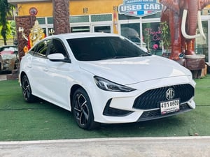  #MG 5 เครื่อง1.5 cc. รุ่นD เกียร์ AUTO ปี 2023 #รถไมล์แท้100%คะวิ่งน้อยมากๆๆคะ วิ่งมาแค่15,xxxกิโลคะ มีวารันตรีศูนย์ถึง ปี2026 **อ๊อปชั่นและจุดเด่นของรถรุ่นนี้** ประหยัดน้ำมันและมีสมรรถนะที่ดี