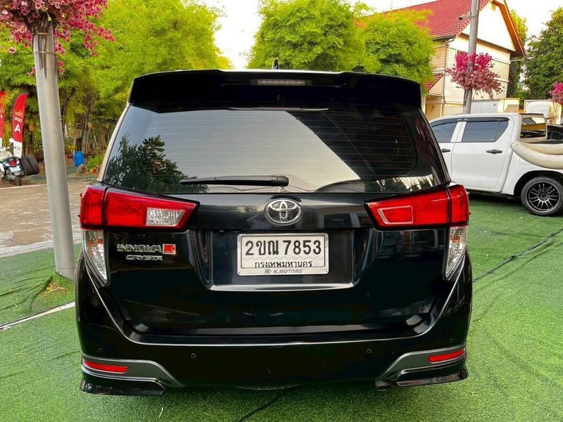   TOYOTA INNOVA CRYSTA 2.8 AUTO ปี 2022  ราคาถูกที่สุด: (ได้ Innova Crysta ปีใหม่ เครื่องดีเซล ในราคานี้ คุ้มค่าที่สุด!)  ทำไมต้องคว้าคันนี้? หรูหรา นั่งสบาย มั่นใจทุกการเดินทาง!  รถครอบครัว 7 