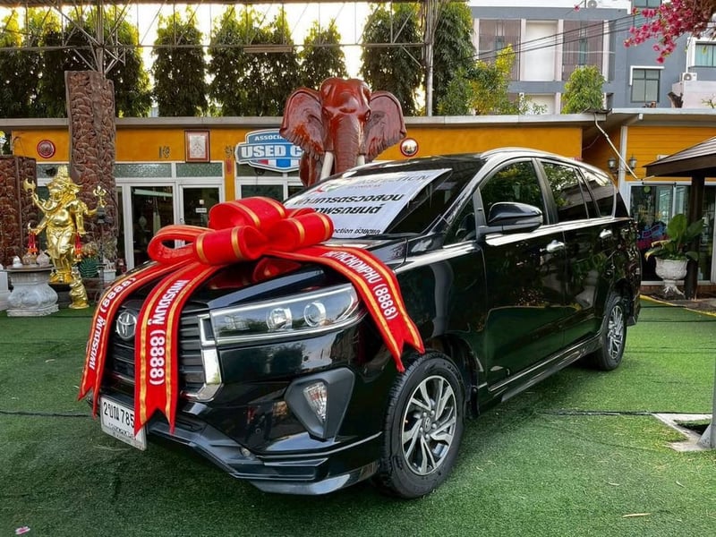   TOYOTA INNOVA CRYSTA 2.8 AUTO ปี 2022  ราคาถูกที่สุด: (ได้ Innova Crysta ปีใหม่ เครื่องดีเซล ในราคานี้ คุ้มค่าที่สุด!)  ทำไมต้องคว้าคันนี้? หรูหรา นั่งสบาย มั่นใจทุกการเดินทาง!  รถครอบครัว 7 