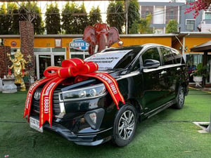   TOYOTA INNOVA CRYSTA 2.8 AUTO ปี 2022  ราคาถูกที่สุด: (ได้ Innova Crysta ปีใหม่ เครื่องดีเซล ในราคานี้ คุ้มค่าที่สุด!)  ทำไมต้องคว้าคันนี้? หรูหรา นั่งสบาย มั่นใจทุกการเดินทาง!  รถครอบครัว 7 