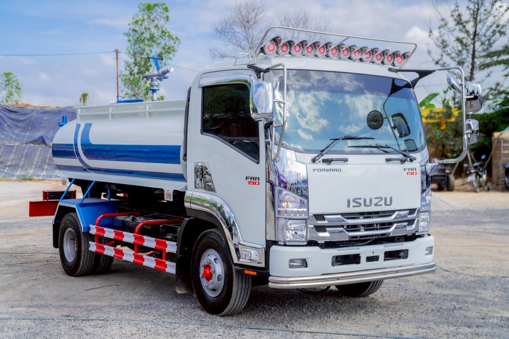ISUZU FRR 210แรงม้า รถบรรทุก 6ล้อ บรรทุกน้ำ ปี2016 เลขไมล์ 120,706 กม. ISUZU FRR 210แรงม้า รถบรรทุก 6ล้อ บรรทุกน้ำ ปี2016 เลขไมล์ 120,706 กม.