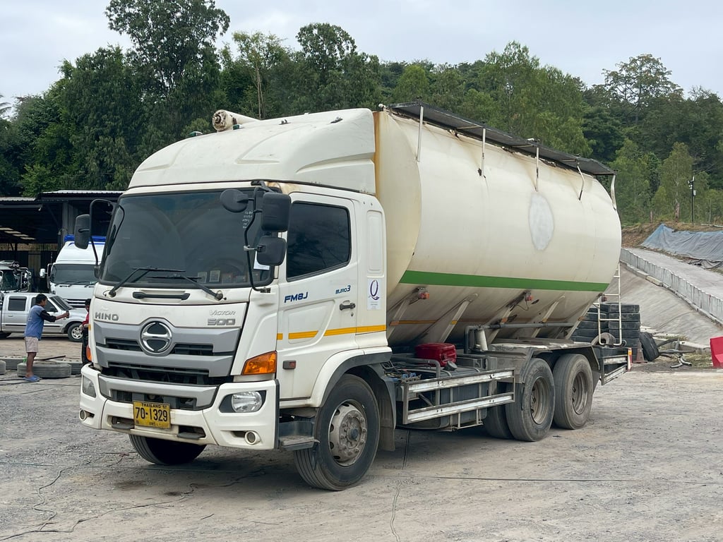 HINO FM 260แรงม้า รถบรรทุก 10ล้อ บรรทุกอาหารสัตว์ ปี2020 HINO FM 260แรงม้า รถบรรทุก 10ล้อ บรรทุกอาหารสัตว์ ปี2020