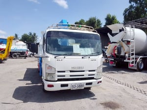 ISUZU NPR 150แรงม้า รถบรรทุก 6ล้อ กระบะเหล็กติดเครน ปี2013