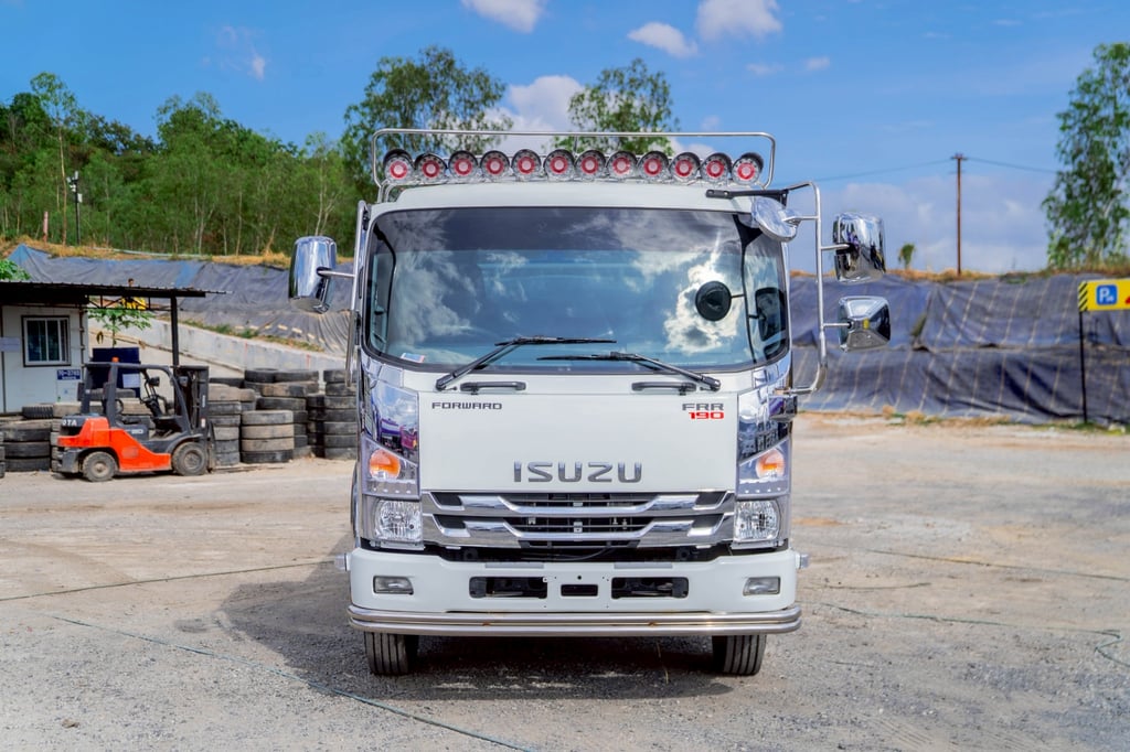ISUZU FRR 210แรงม้า รถบรรทุก 6ล้อ บรรทุกน้ำ ปี2016 เลขไมล์ 120,706 กม. ISUZU FRR 210แรงม้า รถบรรทุก 6ล้อ บรรทุกน้ำ ปี2016 เลขไมล์ 120,706 กม.