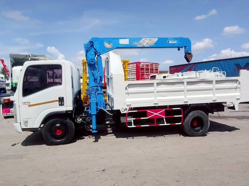 ISUZU NPR 150แรงม้า รถบรรทุก 6ล้อ กระบะเหล็กติดเครน ปี2013