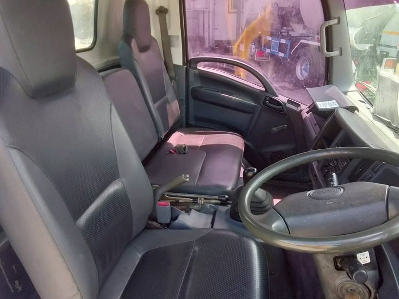 ISUZU NPR 150แรงม้า รถบรรทุก 6ล้อ กระบะเหล็กติดเครน ปี2013