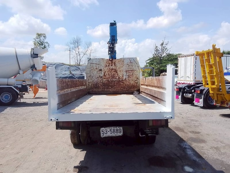 ISUZU NPR 150แรงม้า รถบรรทุก 6ล้อ กระบะเหล็กติดเครน ปี2013