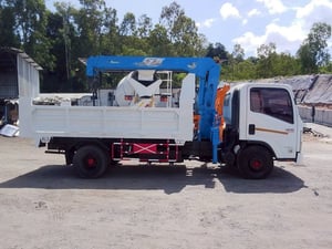 ISUZU NPR 150แรงม้า รถบรรทุก 6ล้อ กระบะเหล็กติดเครน ปี2013