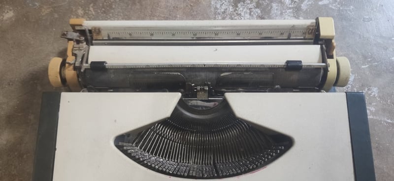 เครื่องพิมพ์ดีดมือสอง ของที่ ใช้ตั้งแต่เรียนหนังสือ เครื่องพิมพ์ดีดมือสอง ของที่ ใช้ตั้งแต่เรียนหนังสือ