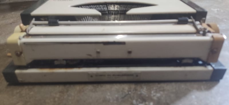 เครื่องพิมพ์ดีดมือสอง ของที่ ใช้ตั้งแต่เรียนหนังสือ เครื่องพิมพ์ดีดมือสอง ของที่ ใช้ตั้งแต่เรียนหนังสือ