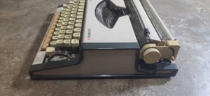 เครื่องพิมพ์ดีดมือสอง ของที่ ใช้ตั้งแต่เรียนหนังสือ เครื่องพิมพ์ดีดมือสอง ของที่ ใช้ตั้งแต่เรียนหนังสือ