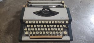 เครื่องพิมพ์ดีดมือสอง ของที่ ใช้ตั้งแต่เรียนหนังสือ เครื่องพิมพ์ดีดมือสอง ของที่ ใช้ตั้งแต่เรียนหนังสือ