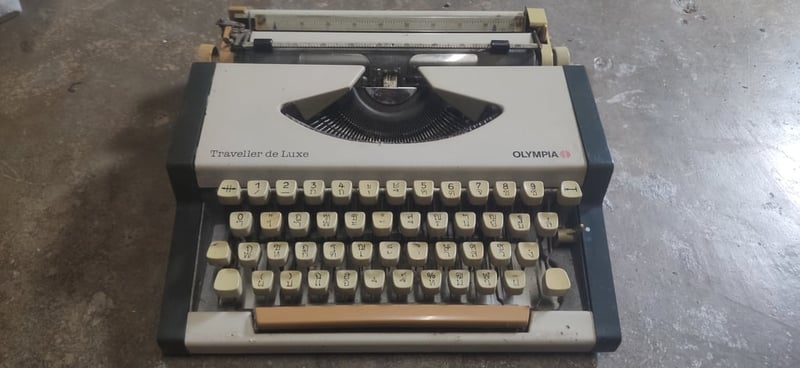 เครื่องพิมพ์ดีดมือสอง ของที่ ใช้ตั้งแต่เรียนหนังสือ