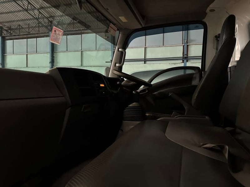 ISUZU NPR 150แรงม้า รถบรรทุก 6ล้อ ตู้เย็น ปี2021