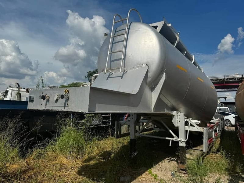 ขายถูกครับ เอาน้องไปทำงานหน่อย 199,000  ขายหางบรรทุกปูนผง 3 เพลา ปี56