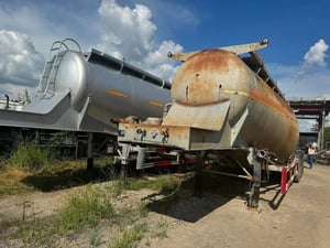 ขายถูกครับ เอาน้องไปทำงานหน่อย 199,000  ขายหางบรรทุกปูนผง 3 เพลา ปี56