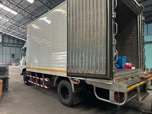 ISUZU NPR 150แรงม้า รถบรรทุก 6ล้อ ตู้เย็น ปี2021