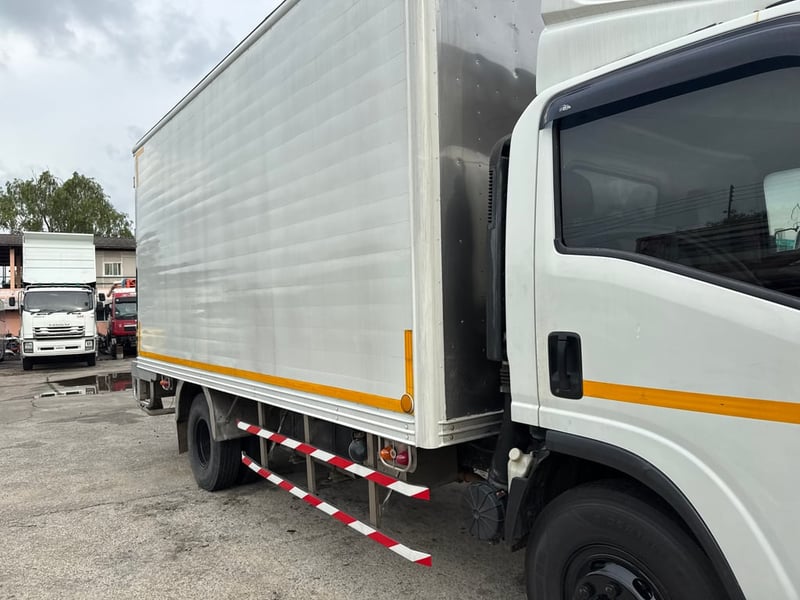 ISUZU NPR 150แรงม้า รถบรรทุก 6ล้อ ตู้เย็น ปี2021
