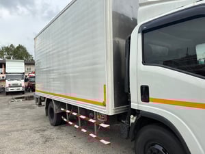 ISUZU NPR 150แรงม้า รถบรรทุก 6ล้อ ตู้เย็น ปี2021