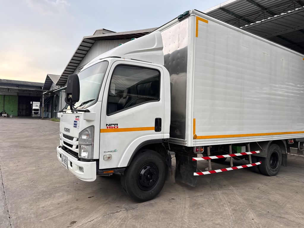 ISUZU NPR 150แรงม้า รถบรรทุก 6ล้อ ตู้เย็น ปี2021
