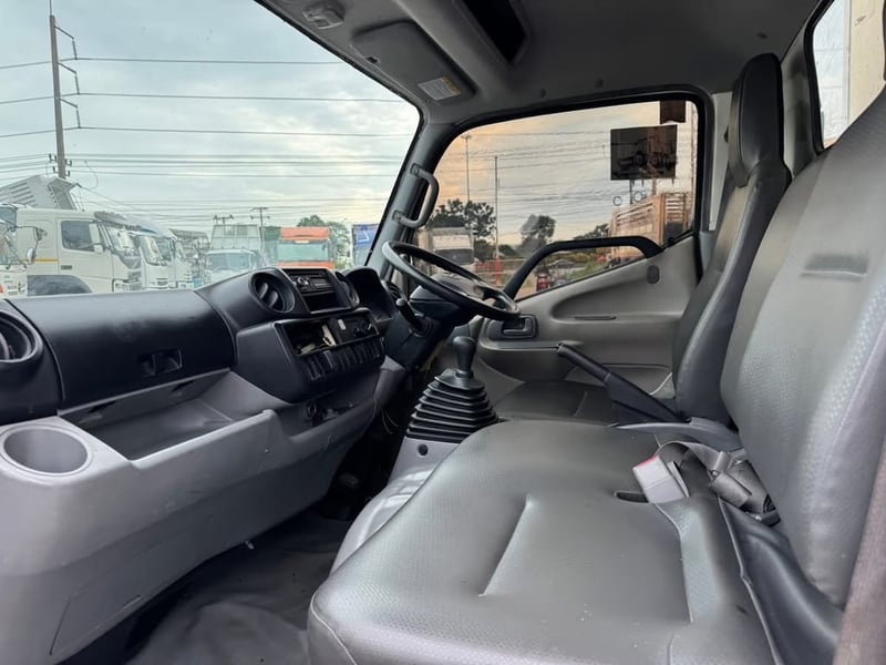 Hino innovator 300  สิงหา 63 ราคา 395,000 ตู้แห้ง 90,000 km