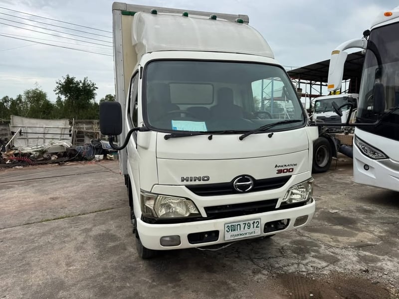 Hino innovator 300  สิงหา 63 ราคา 395,000 ตู้แห้ง 90,000 km