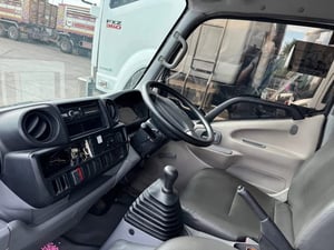 Hino innovator 300  สิงหา 63 ราคา 395,000 ตู้แห้ง 90,000 km