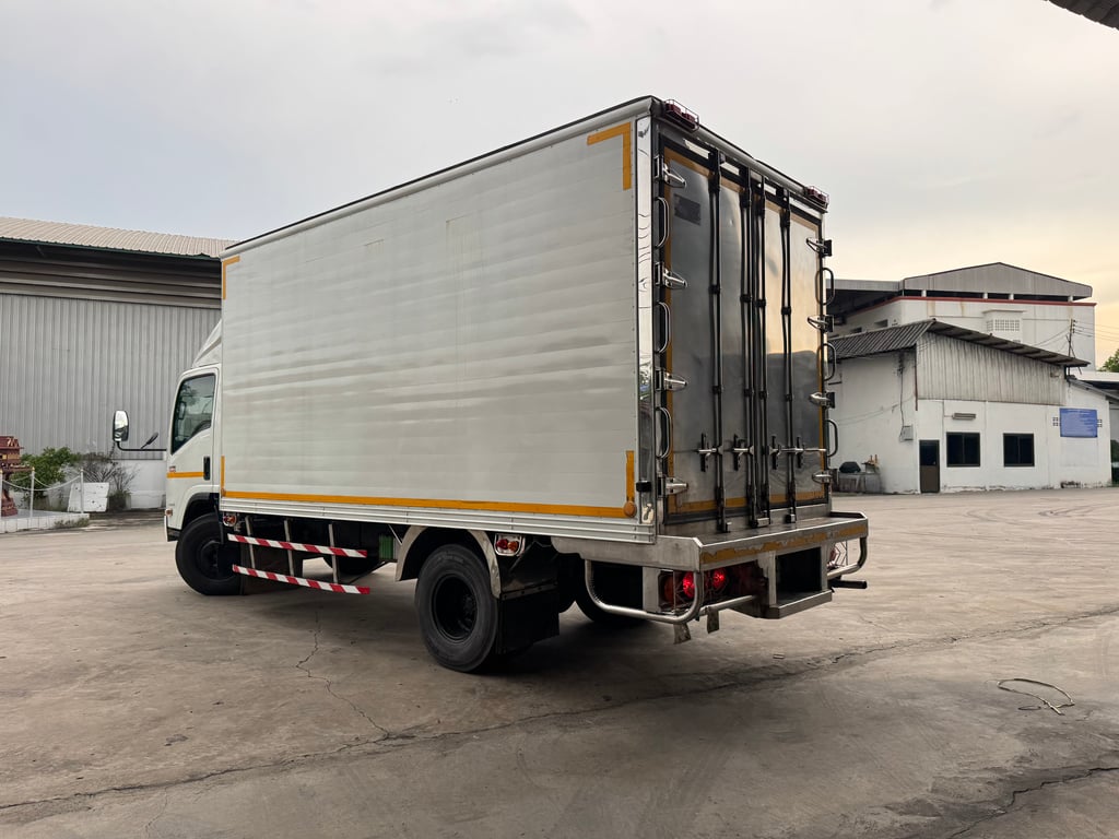 ISUZU NPR 150แรงม้า รถบรรทุก 6ล้อ ตู้เย็น ปี2021