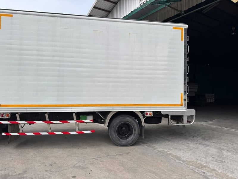 ISUZU NPR 150แรงม้า รถบรรทุก 6ล้อ ตู้เย็น ปี2021