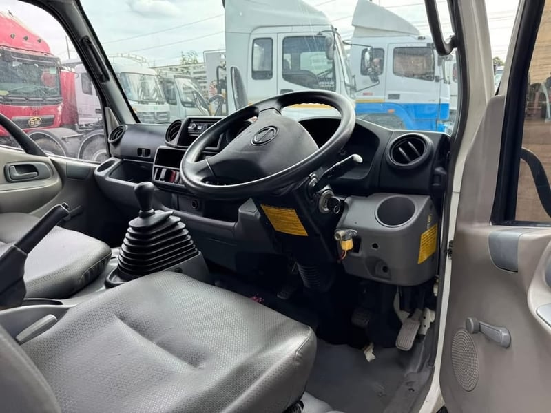 Hino innovator 300  สิงหา 63 ราคา 395,000 ตู้แห้ง 90,000 km