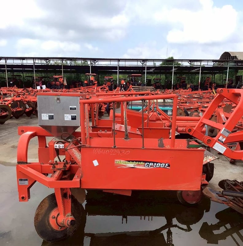 มาใหม่ เครื่องปลูกมัน CP100F มือ2 ตราช้าง  ทดแทนแรงงาน เต็มประสิทธิภาพงานปลูก ใส่รถรุ่นL -L5018  ขายสดราคา 45,000 บาท   สนใจโทรสอบถาม  065-2401438 น้องเอิญ เข้ามาเลือกดูที่ร้านได้จ้า