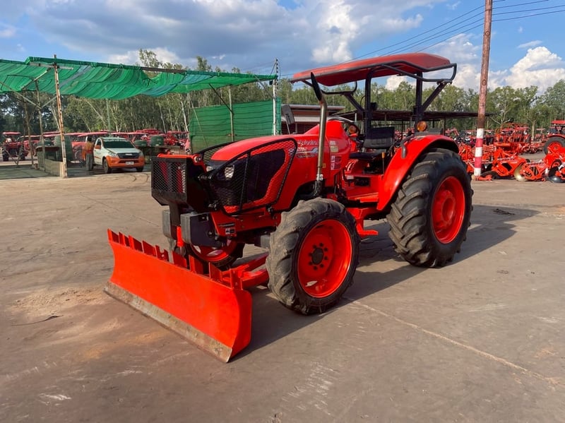 ดันแรง พร้อมดัน คันใหญ่ ใช้ดี รถไถคูโบต้ารุ่น MU5702ใบดันดินหน้า ผาน 1 ตัว ดาวน์   0 บาท สนใจโทรสอบถามหรือมาดูที่ร้านเราได้จ้า