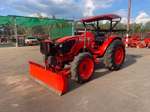 ดันแรง พร้อมดัน คันใหญ่ ใช้ดี รถไถคูโบต้ารุ่น MU5702ใบดันดินหน้า ผาน 1 ตัว ดาวน์   0 บาท สนใจโทรสอบถามหรือมาดูที่ร้านเราได้จ้า