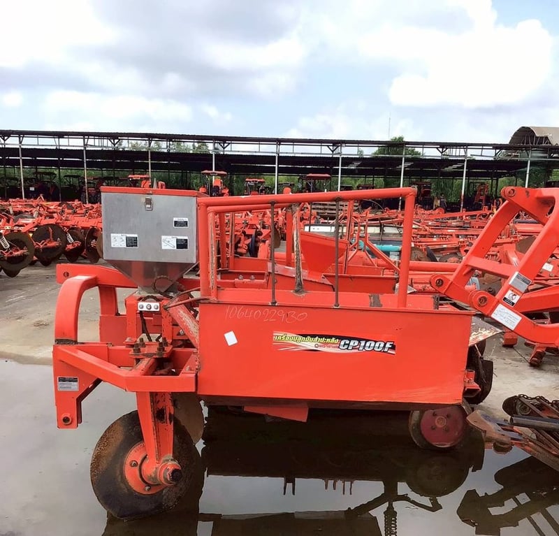 มาใหม่ เครื่องปลูกมัน CP100F มือ2 ตราช้าง  ทดแทนแรงงาน เต็มประสิทธิภาพงานปลูก ใส่รถรุ่นL -L5018  ขายสดราคา 45,000 บาท   สนใจโทรสอบถาม  065-2401438 น้องเอิญ เข้ามาเลือกดูที่ร้านได้จ้า