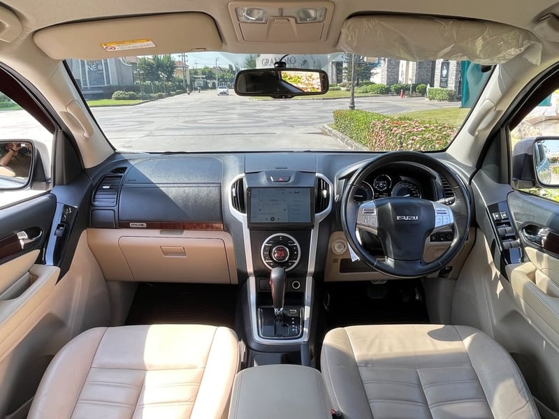 ISUZU MU-X 3.0 DA DVD 2WD ปี 2017 (รุ่นท็อป โฉม 60 ปี)