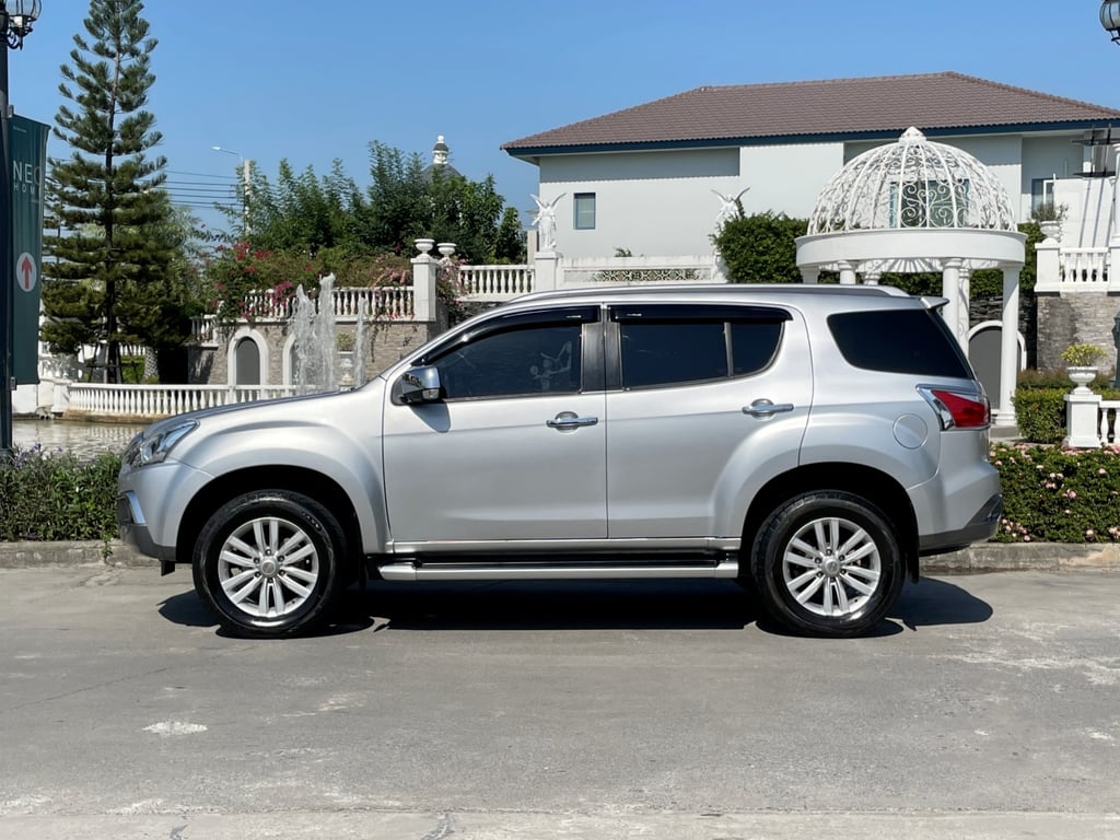 ISUZU MU-X 3.0 DA DVD 2WD ปี 2017 (รุ่นท็อป โฉม 60 ปี)